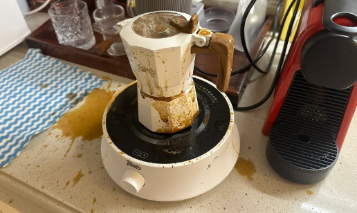 摩卡壶出液就开始喷溅怎么回事-摩卡壶为什么会喷溅咖啡