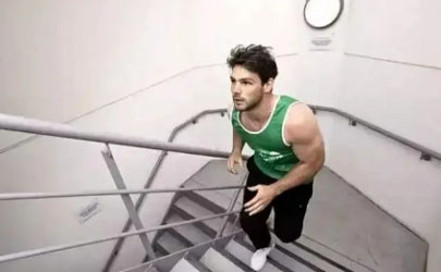 空腹爬楼梯每次迈一个还是两个