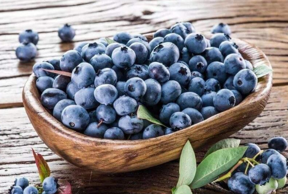 一盒蓝莓有一颗发霉了是不是不新鲜1