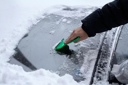 車窗結冰用熱水澆會使玻璃裂開么2