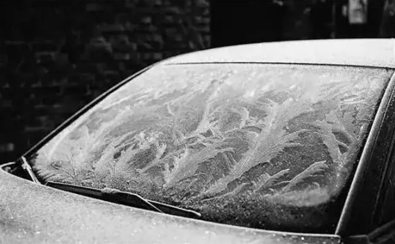 車窗結(jié)冰可以用雨刮器刮嗎2