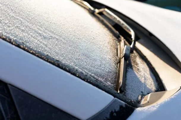 车窗结冰可以用温水浇吗-车窗结冰用温水行不行