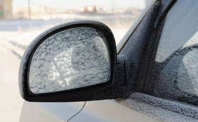 车窗结冰用热水浇会使玻璃裂开么