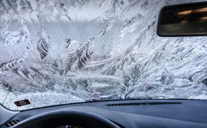 车窗结冰开AC还是暖风