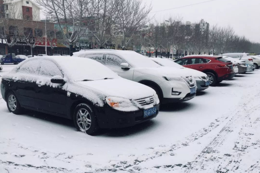 下雪天汽車雨刮器要豎起來(lái)嗎1