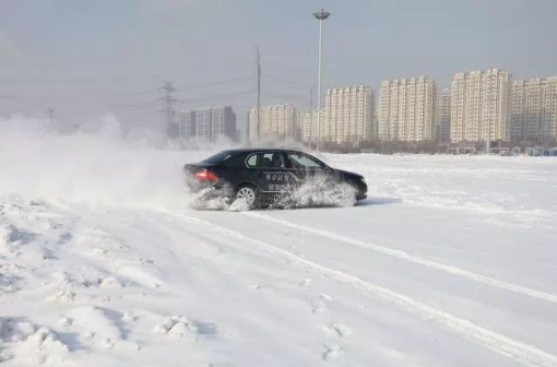 雪天車打滑撞了保險(xiǎn)賠嗎2