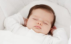 宝宝睡觉翻白眼是什么原因 宝宝睡觉翻白眼正常吗
