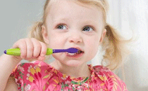宝宝过早独立刷牙会造成牙面损伤 宝宝如何正确刷牙