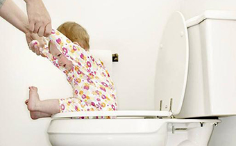 小孩尿少是怎么回事 宝宝尿黄尿少什么原因