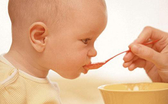 宝宝早上空腹喝奶粉好吗 宝宝早餐吃什么好