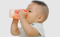 宝宝几个月用鸭嘴杯 什么时候戒奶瓶