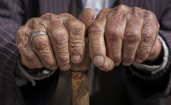 老年人手抖是什么原因引起的 老年人手抖是什么病的预兆