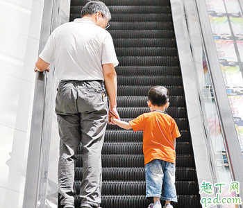 三岁小男孩被手扶梯被夹 小孩子乘坐手扶梯要注意什么