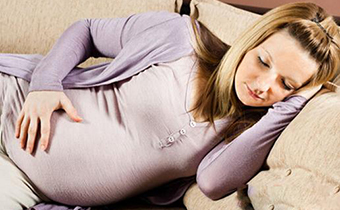 孕妇睡觉手麻是什么情况 孕妇手脱皮是什么原因