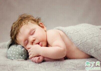 如何让宝宝分床睡 宝宝分床睡的注意事项