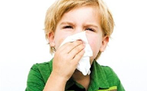 男孩擤鼻涕不当导致中耳炎 如何正确擤鼻涕
