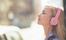 28岁女子长期戴耳机致听力下降 长期戴耳机的危害