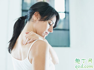 女子长期背过重单肩包导致肩袖损伤 肩袖损伤的症状