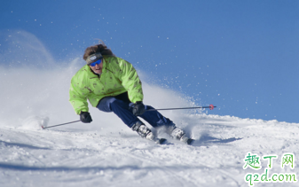 冬季滑雪的好处有哪些 滑雪的自我保护方法