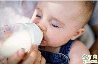 宝宝喝奶用奶瓶怎么喂 宝宝奶瓶怎么使用说明方法