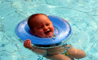 婴儿游泳可以用脖圈吗 婴儿游泳可用脖圈有影响吗
