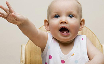宝宝多大会主动抓东西 宝宝为什么喜欢抓自己的脸