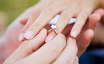 女生左手中指戒指戴有什么寓意 女生戒指的戴法和意义