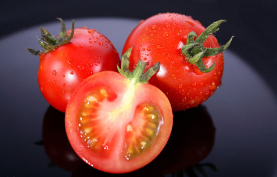 服用抗凝血药物不能吃西红柿 容易造成皮下和肌肉出血