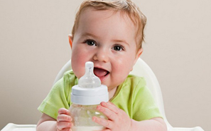 初生婴儿吐奶是受凉了吗 幼儿吐奶怎么办