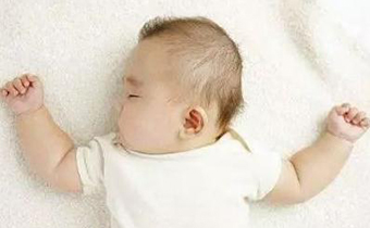 宝宝睡觉老踢被子怎么办 棉花被子适合婴儿吗