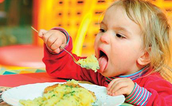 宝宝几个月会自己吃饭 如何训练宝宝自己动手吃饭