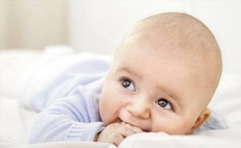 五个月的宝宝可以坐着吗 五个月的宝宝训练坐好不好