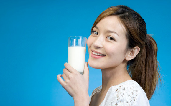 冬天喝牛奶怎么加热 冬天每天喝牛奶的好处