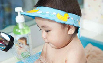 宝宝耳朵进水会得中耳炎吗 婴儿洗澡如何保护耳朵